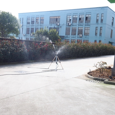 Imagem mostra o sprinkler de jardim com bocal de balanço quente para sistema de irrigação agrícola